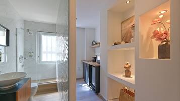 Dusche, kostenlose Toilettenartikel, Haartrockner, Hausschuhe