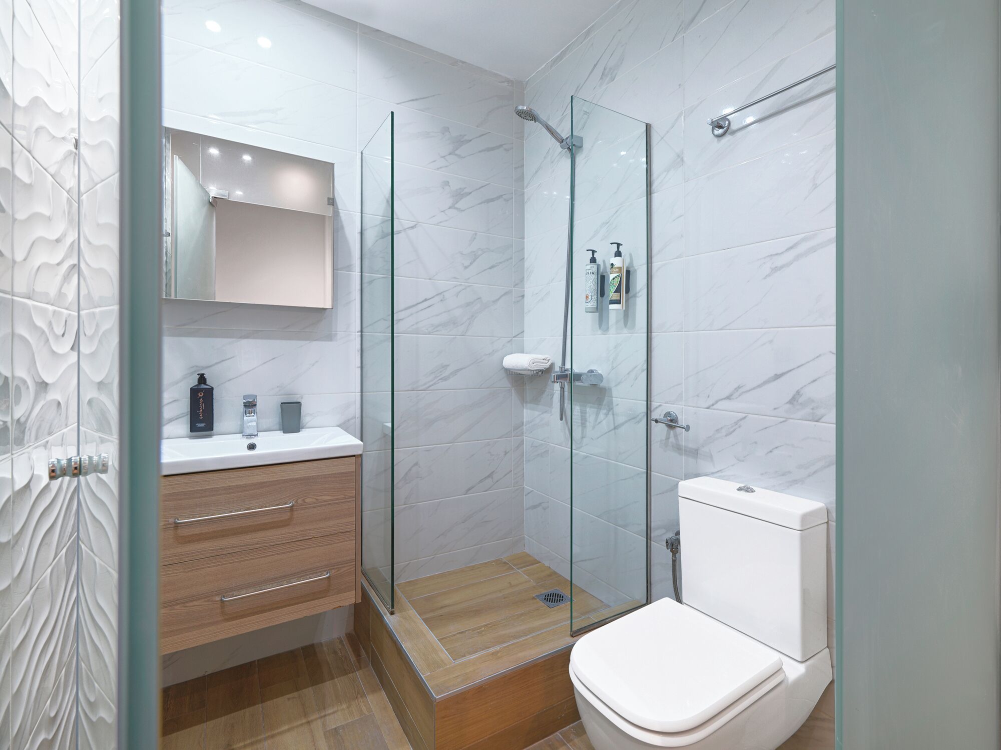 Deluxe Suite, City View | Bathroom | Shower, free toiletries, hair dryer, slippers