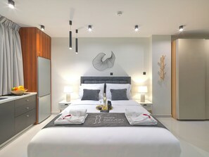 Deluxe Suite, City View | Peti besi dalam bilik, langsir/tirai gelap terus, kalis bunyi 