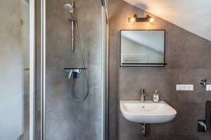 Dusche, Haartrockner, Handtücher