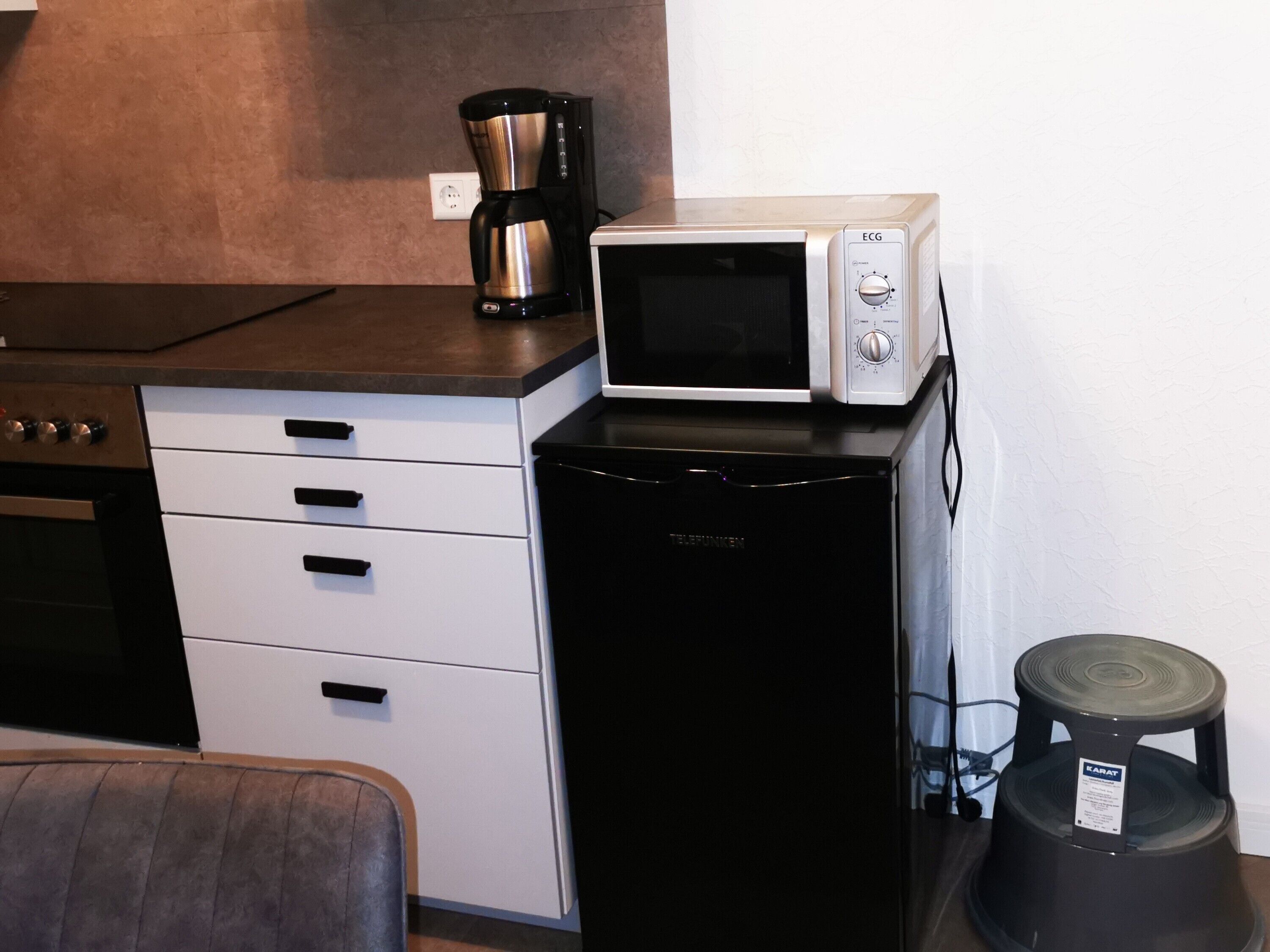 Mikrowelle, Ofen, Wasserkocher mit Kaffee-/Teezubehör, Toaster