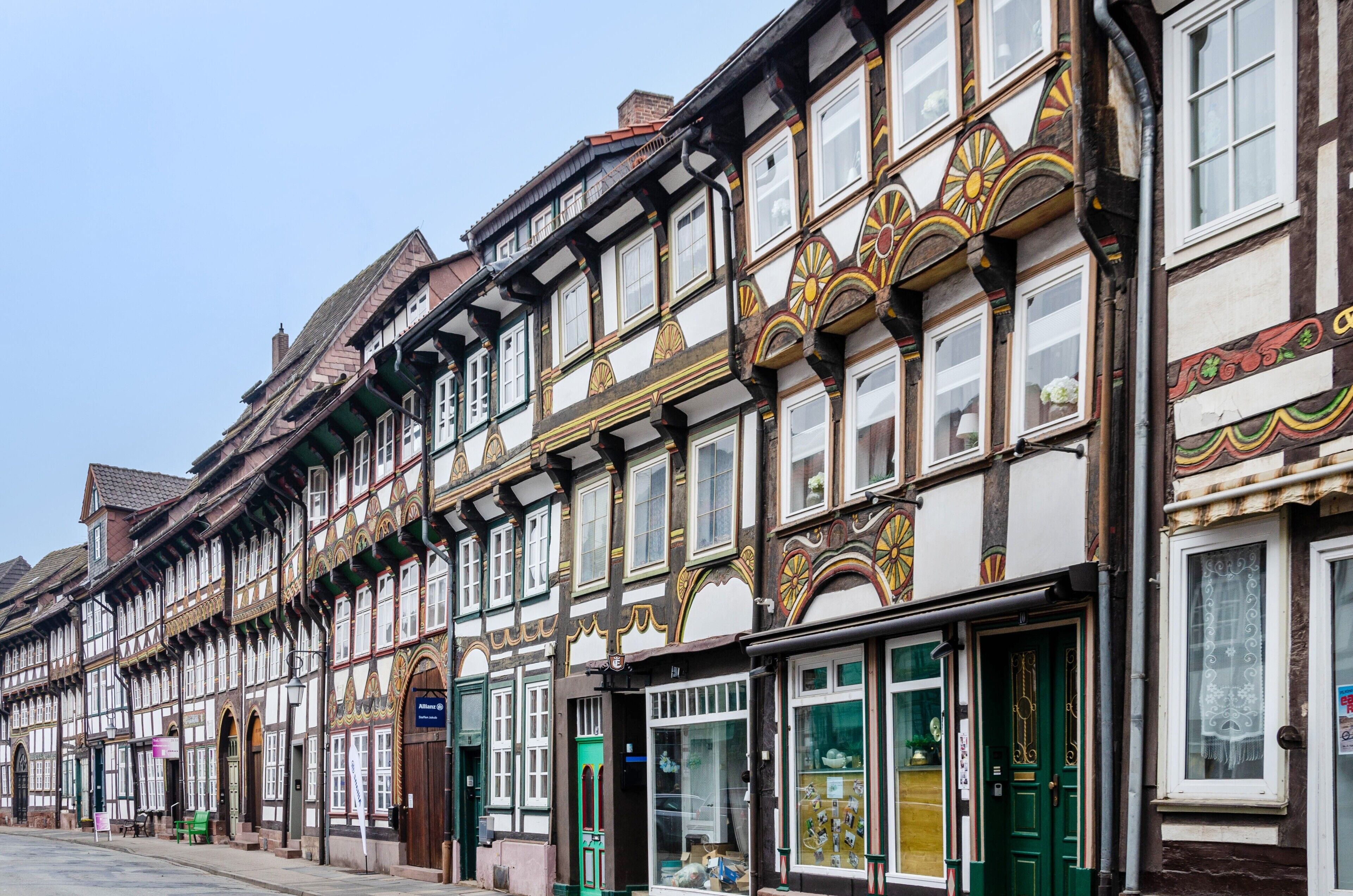 En rad traditionella hus med korsvirkesfasad, flera våningar, stora fönster och en mängd olika butikslokaler.