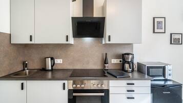 Mikrowelle, Ofen, Wasserkocher mit Kaffee-/Teezubehör, Toaster