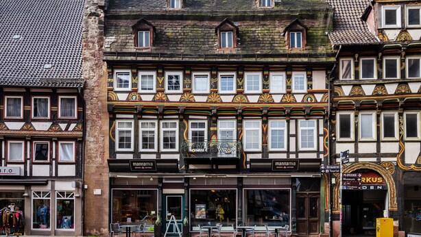 Un bâtiment historique à étages, doté d’une architecture européenne traditionnelle et abritant divers commerces.