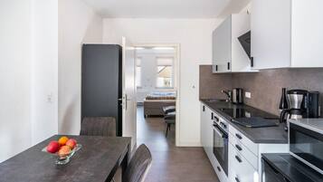 Mikrowelle, Ofen, Wasserkocher mit Kaffee-/Teezubehör, Toaster