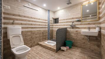 Family Room | Bathroom | Shower