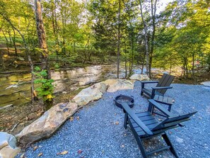 Property grounds - The Vista Glass Cabin at Four Fillies Lodge w/ Hot Tub (Peterstown)