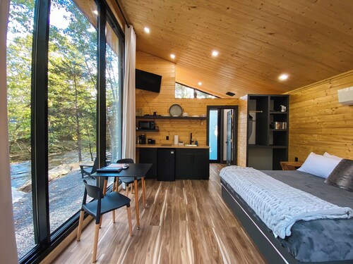 The Vista Glass Cabin at Four Fillies Lodge w/ Hot Tub