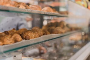 Tägliches kontinentales Frühstück (12 EUR pro Person)