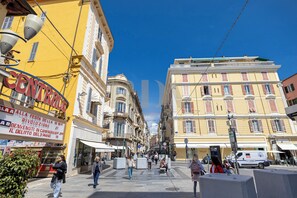 A street with buildings, a sign for 'CENTRO,' and people walking. - SanremoInn Exclusive rooms (Sanremo)