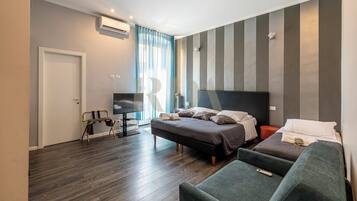 Habitación cuádruple Deluxe | Caja fuerte, cortinas opacas, wifi gratis
