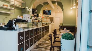 Bữa sáng kiểu Âu hàng ngày (12 EUR/mỗi người)