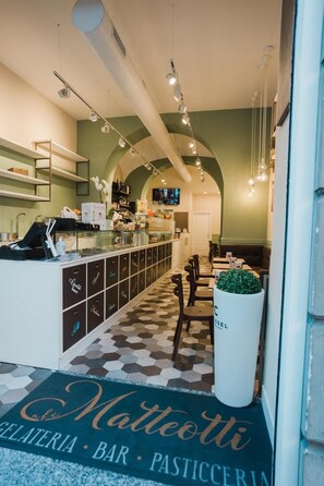 每日供應歐陸早餐 (每人 EUR12)