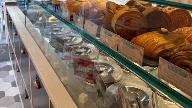 A bakery display case with various pastries and a sign indicating a lampoon. - SanremoInn Exclusive rooms (Sanremo)