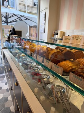 Vitrina de pastelería con varios productos de repostería y un cartel que indica una parodia.