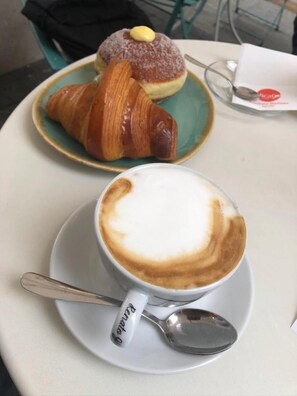 Tägliches kontinentales Frühstück (12 EUR pro Person)