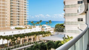Ein Hochhaus-Hotel mit mehreren Balkonen mit Blick auf einen Strand.