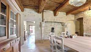 Dining - Guest Room “Côté Cour” with Large Shared Courtyard and Wi-Fi (Saint-Remèze)