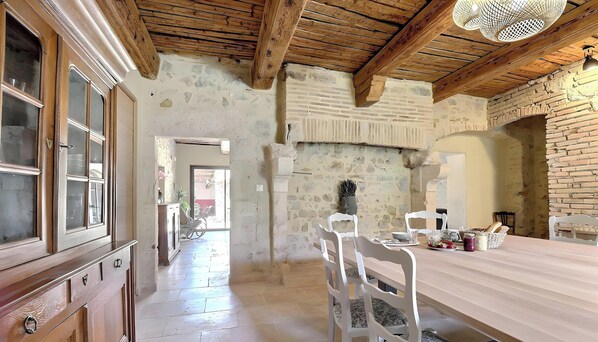 Dining - Guest Room “Côté Cour” with Large Shared Courtyard and Wi-Fi (Saint-Remèze)