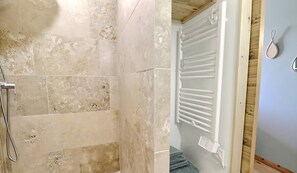 Bathroom - Guest Room “Côté Cour” with Large Shared Courtyard and Wi-Fi (Saint-Remèze)