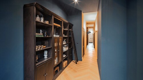 Located in Breda city centre near the station, this fully furnished one-bedroom apartment offers a comfortable and efficient base for business and extended stays.