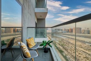 Terrace/patio - Elegant Studio with Balcony in Liwan – Ideal for Long Stays in Dubai (Dubai)