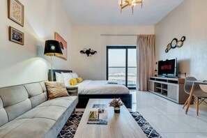 Iron/ironing board, WiFi - Elegant Studio with Balcony in Liwan – Ideal for Long Stays in Dubai (Dubai)