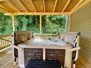 Outdoor spa tub - Downtown Pigeon Forge | Handi-cap Friendly| WiFi (Pigeon Forge)