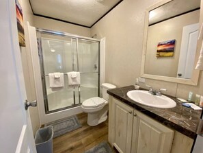 Shower, hair dryer, towels - Downtown Pigeon Forge | Handi-cap Friendly| WiFi (Pigeon Forge)