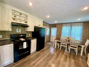 Fridge, microwave, oven, stovetop - Downtown Pigeon Forge | Handi-cap Friendly| WiFi (Pigeon Forge)