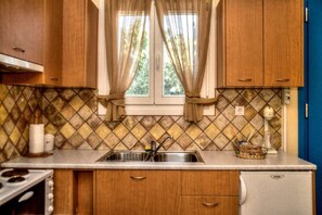 Private kitchen - Mainades Maisonette - Andros Seaview Escape (Menites)