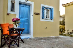 Outdoor dining - Mainades Maisonette - Andros Seaview Escape (Menites)