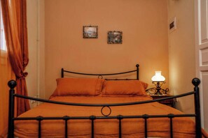 Travel cot, WiFi, bed sheets - Mainades Studio - Evrypyli Serene Escape in Andros (Menites)
