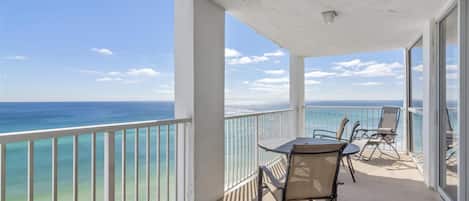 Appart'hÎtel, 3 chambres | Restauration extérieure