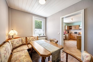 Unclassified image, 4 of 32, button - Apartment 'Ferienwohnung Zum Schwarzwaldfrosch' with Balcony and Wi-Fi (Freudenstadt)
