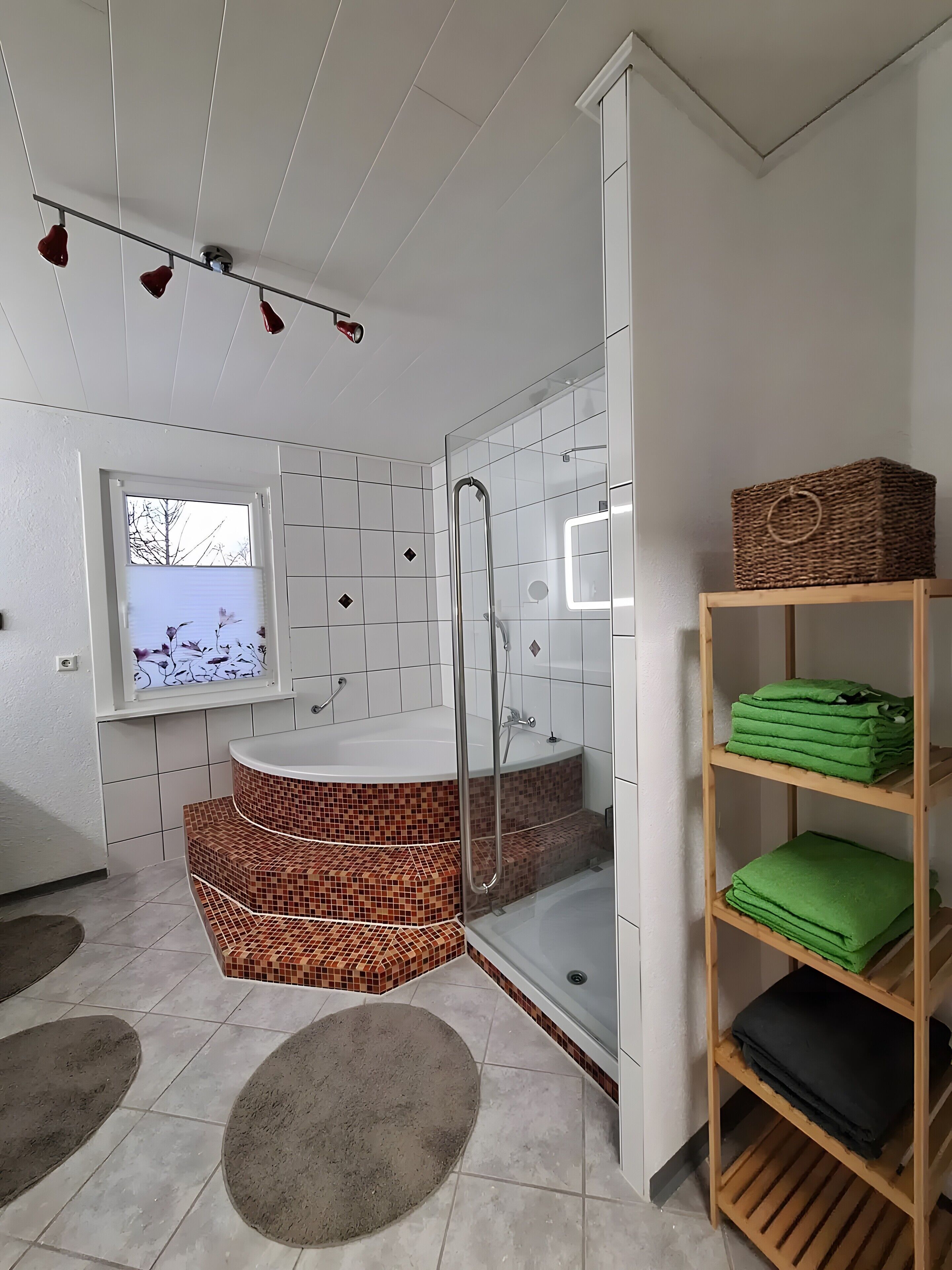 Dusj, hårføner og håndklær