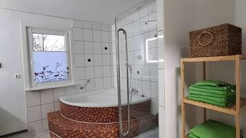 Dusj, hårføner og håndklær