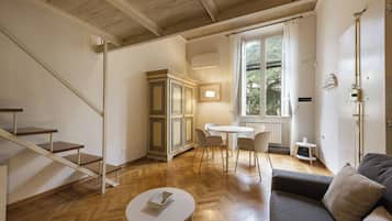 Apartamento conforto, vista para a cidade | Área de estar