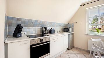 Een koelkast, een magnetron, een oven, een kookplaat