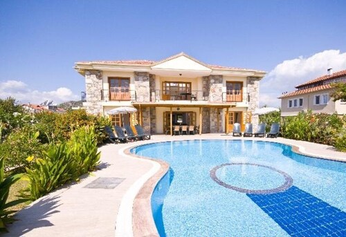 Çeşme'de Lüx Havuzlu Aile Villası !