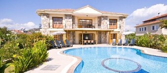 Çeşme'de Lüx Havuzlu Aile Villası !