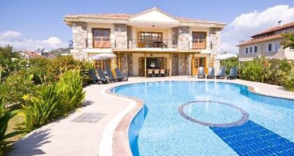 Çeşme'de Lüx Havuzlu Aile Villası !