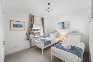 1 bedroom, iron/ironing board, travel cot, WiFi - Birdies Nest Relax by the Links (Carnoustie)
