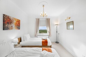 Iron/ironing board, travel cot, WiFi, bed sheets - Birdies Nest Relax by the Links (Carnoustie)