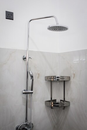 Haartrockner, Bidet, Handtücher, Seife