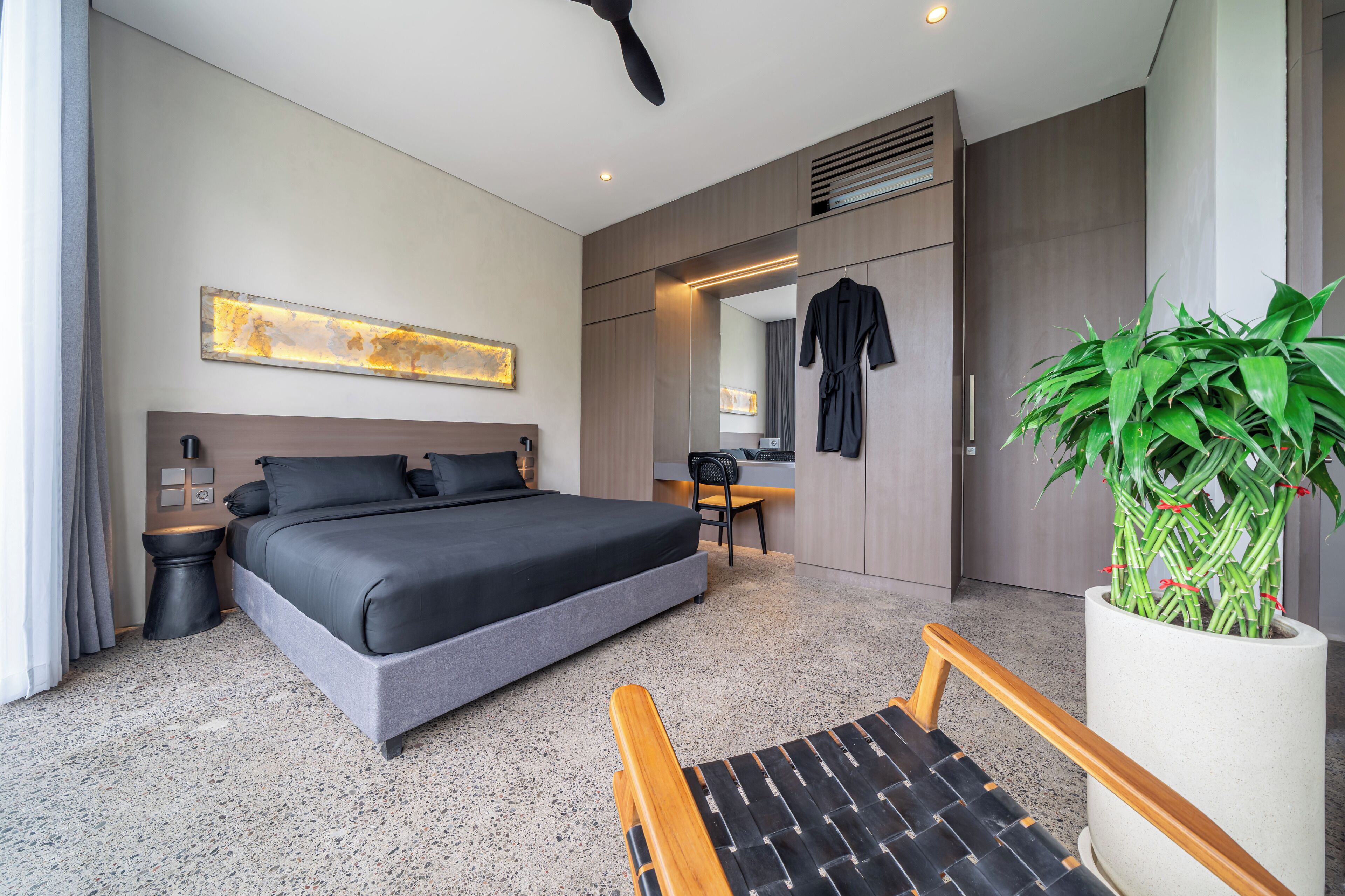 Työpöytä, kannettavalle tietokoneelle sopiva työtila, ilmainen Wi-Fi