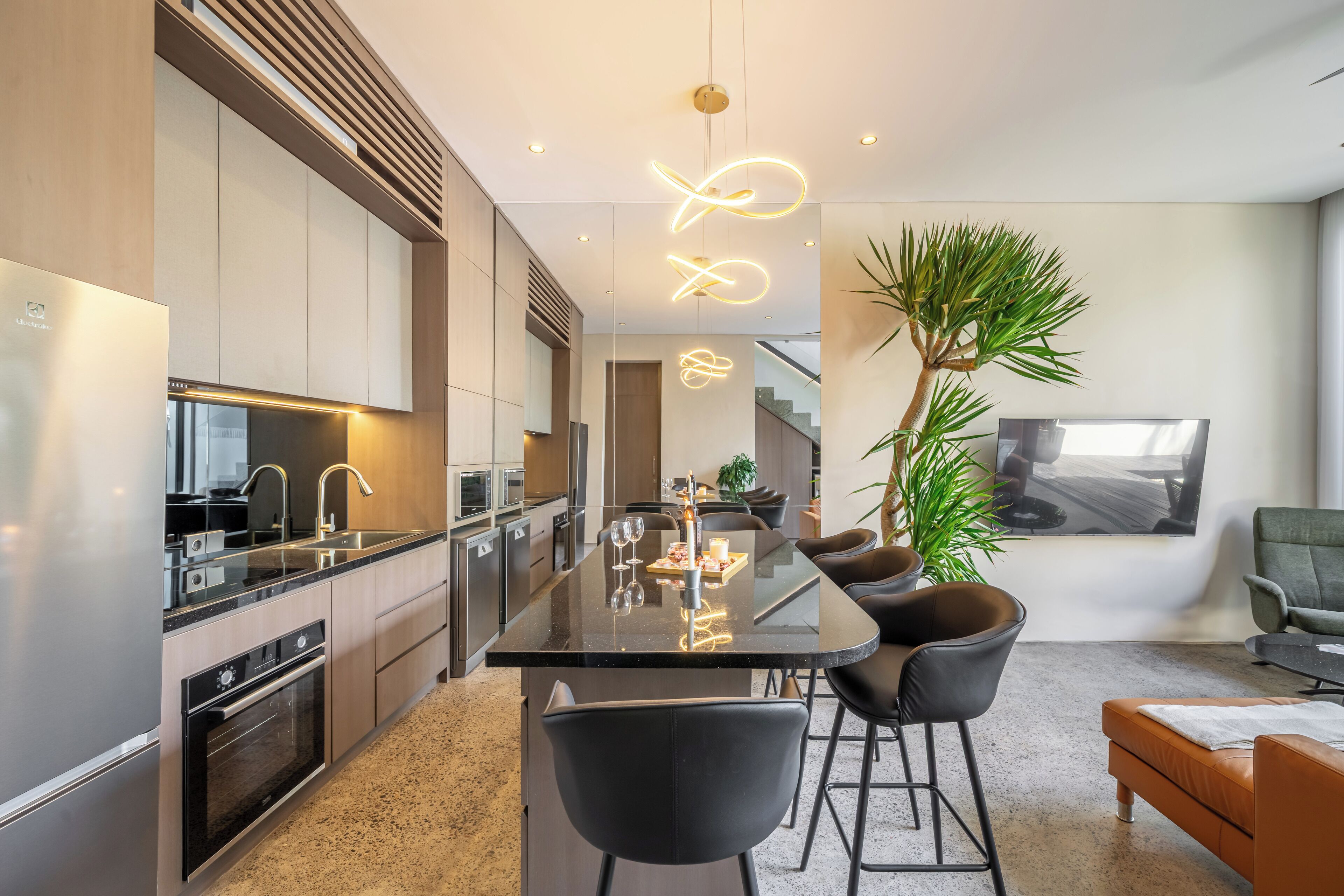 Lemari es, oven, kompor, dan mesin pencuci piring