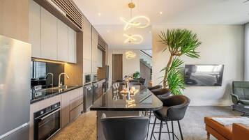 Lemari es, oven, kompor, dan mesin pencuci piring