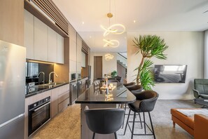 Jääkaappi, uuni, liesi, astianpesukone