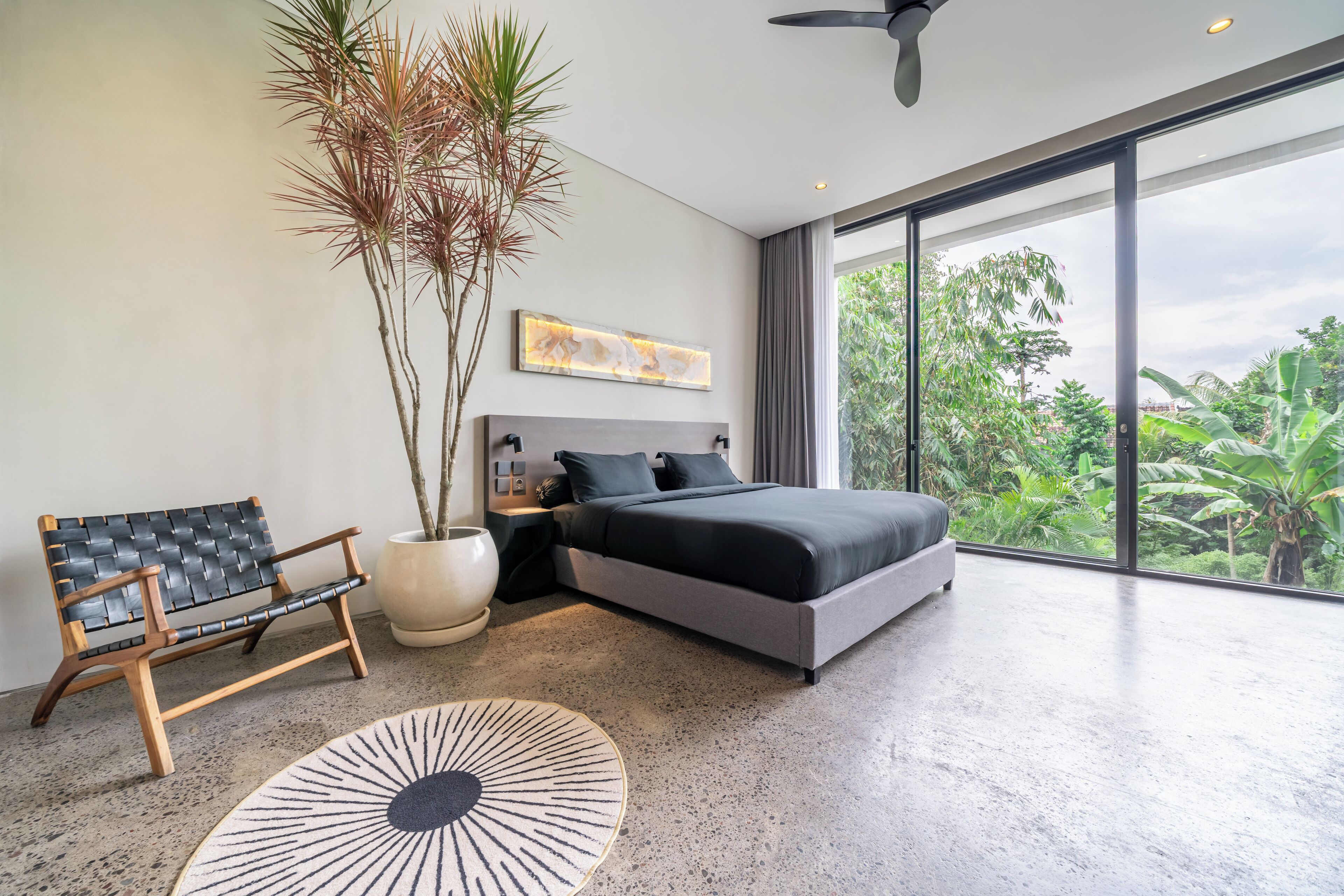 Työpöytä, kannettavalle tietokoneelle sopiva työtila, ilmainen Wi-Fi